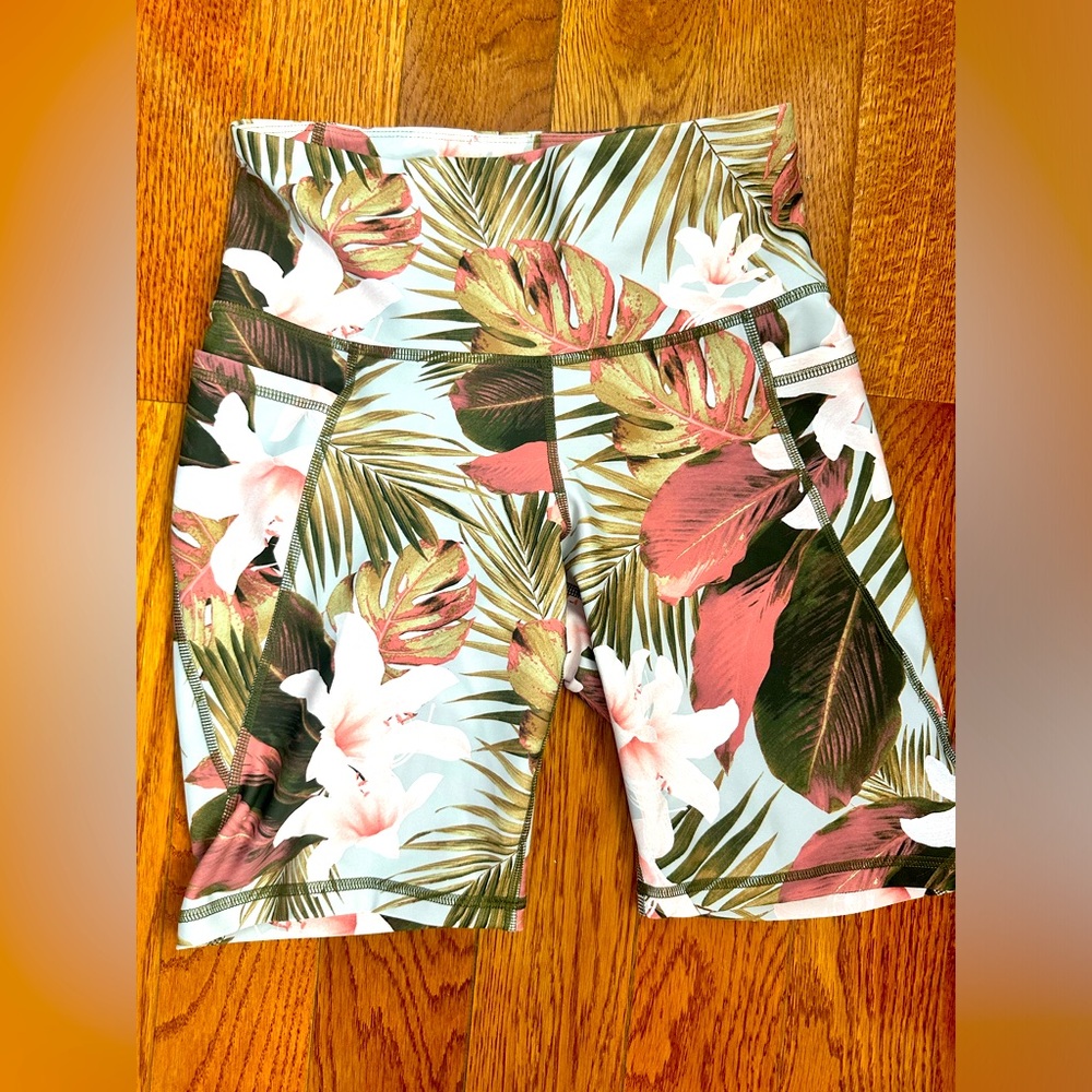 Old Navy power soft biker shorts with pockets. Size small